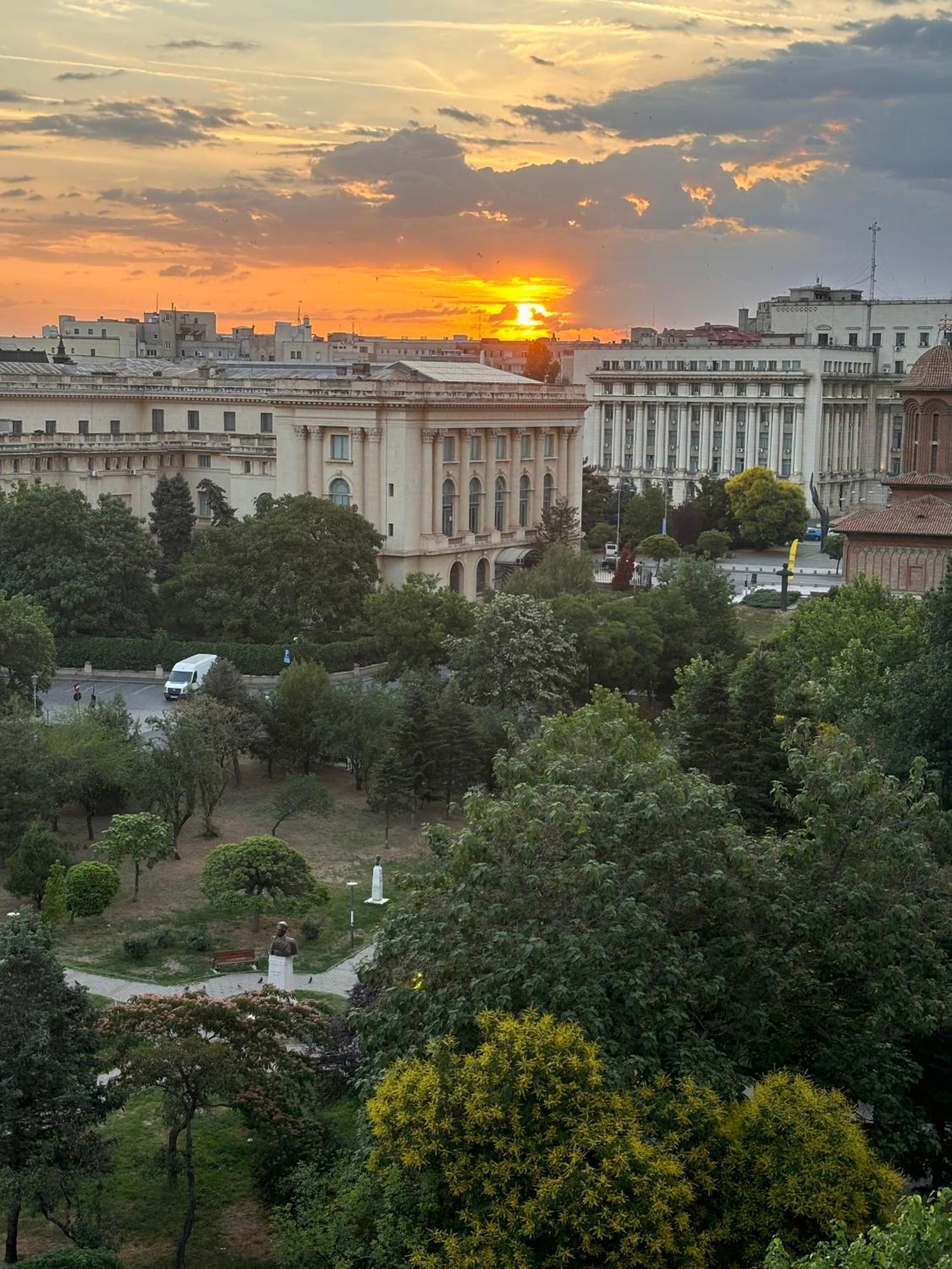 Green Muse On Victoriei Bucarest Esterno foto